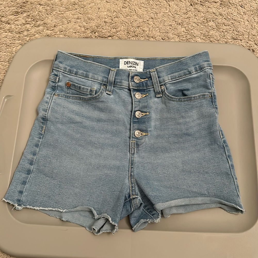 Euc- Levi high rise shortie woman’s size 27/5 Jean shorts
